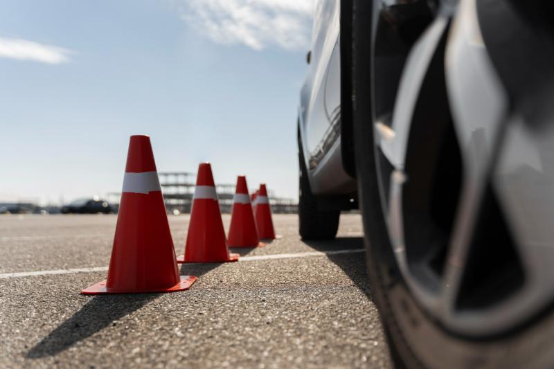 Domine o Volante: As Vantagens de Aprender a Dirigir em uma Auto Escola com Carro Automático