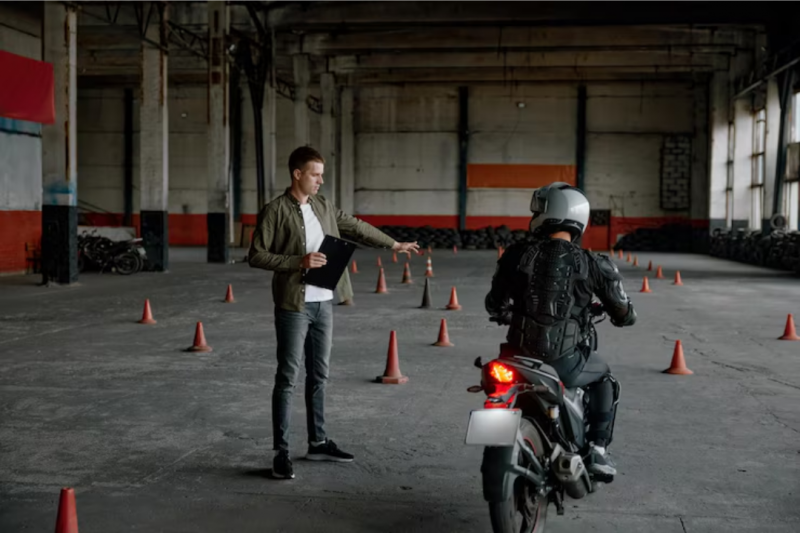 Aula de moto para habilitados: Aprenda a pilotar com segurança e confiança Aula de moto para habilitados: Aprenda a pilotar com segurança e confiança